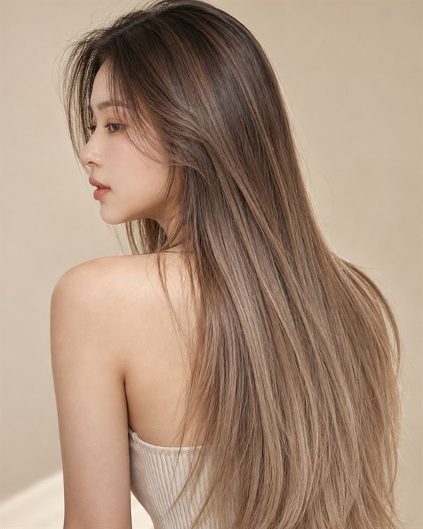 밝은 애쉬 브라운으로 염색한 긴 생머리